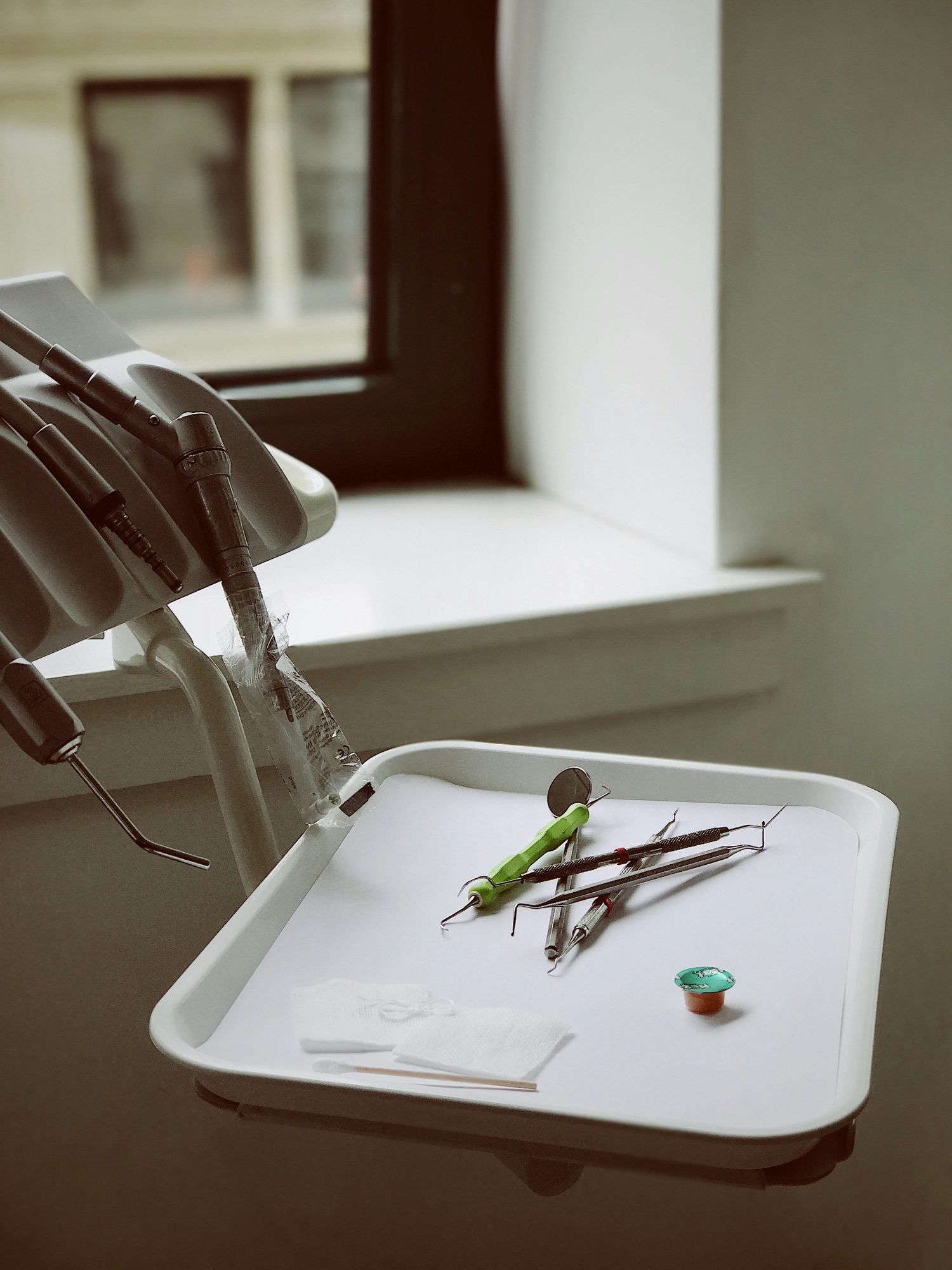 Paciente sonriente y en confianza en la clínica dental Dentikos de Orihuela